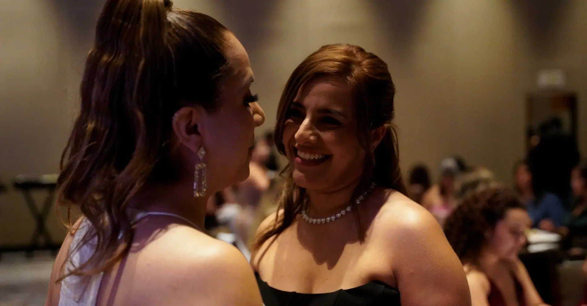 Dos integrantes del MAS, de gala, conversan frente a frente y una ríe