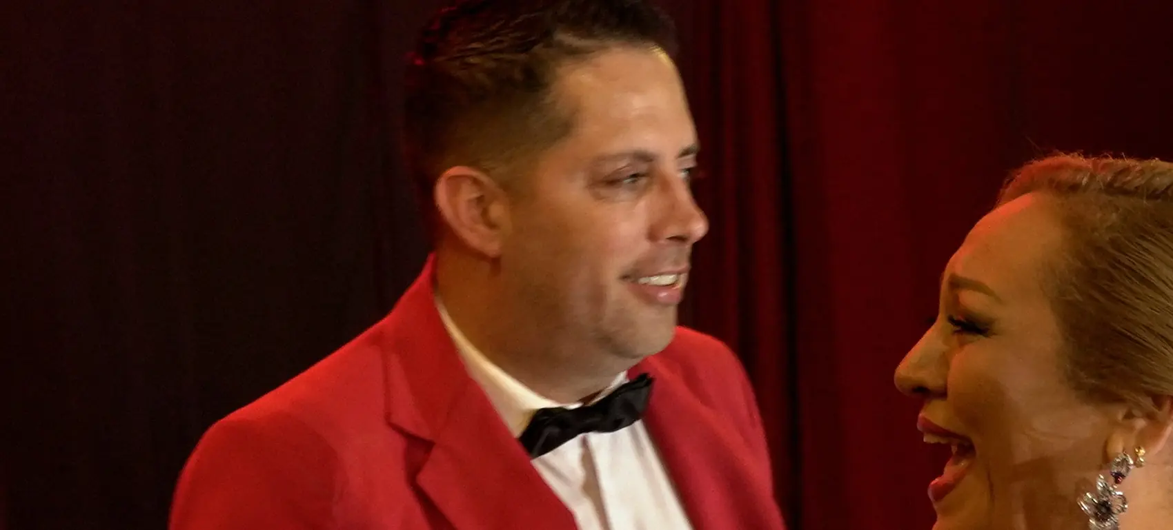 Jorge Serratos conversa con una integrante del MAS en la gala de cierre