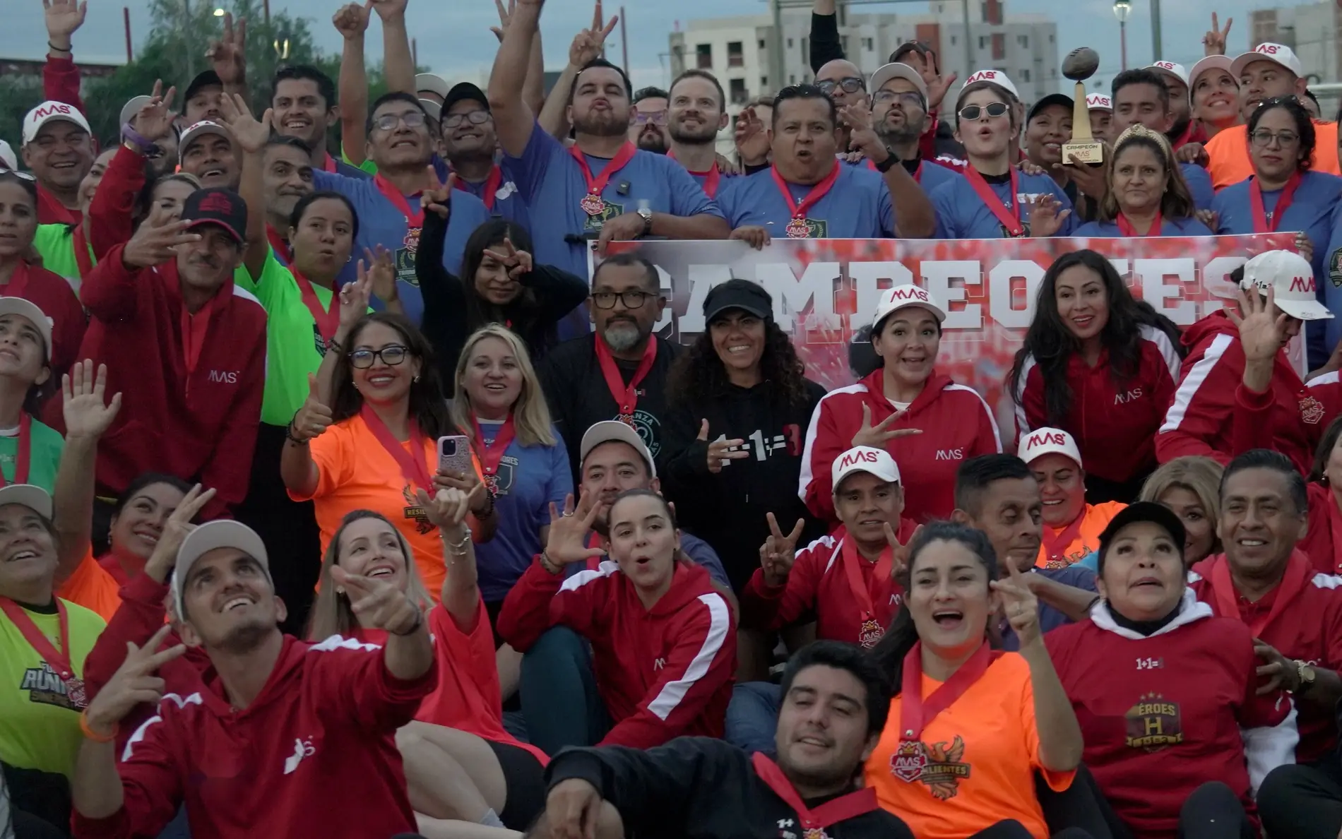 La generación del MAS Guadalajara festeja como campeona, reunida en el jardín