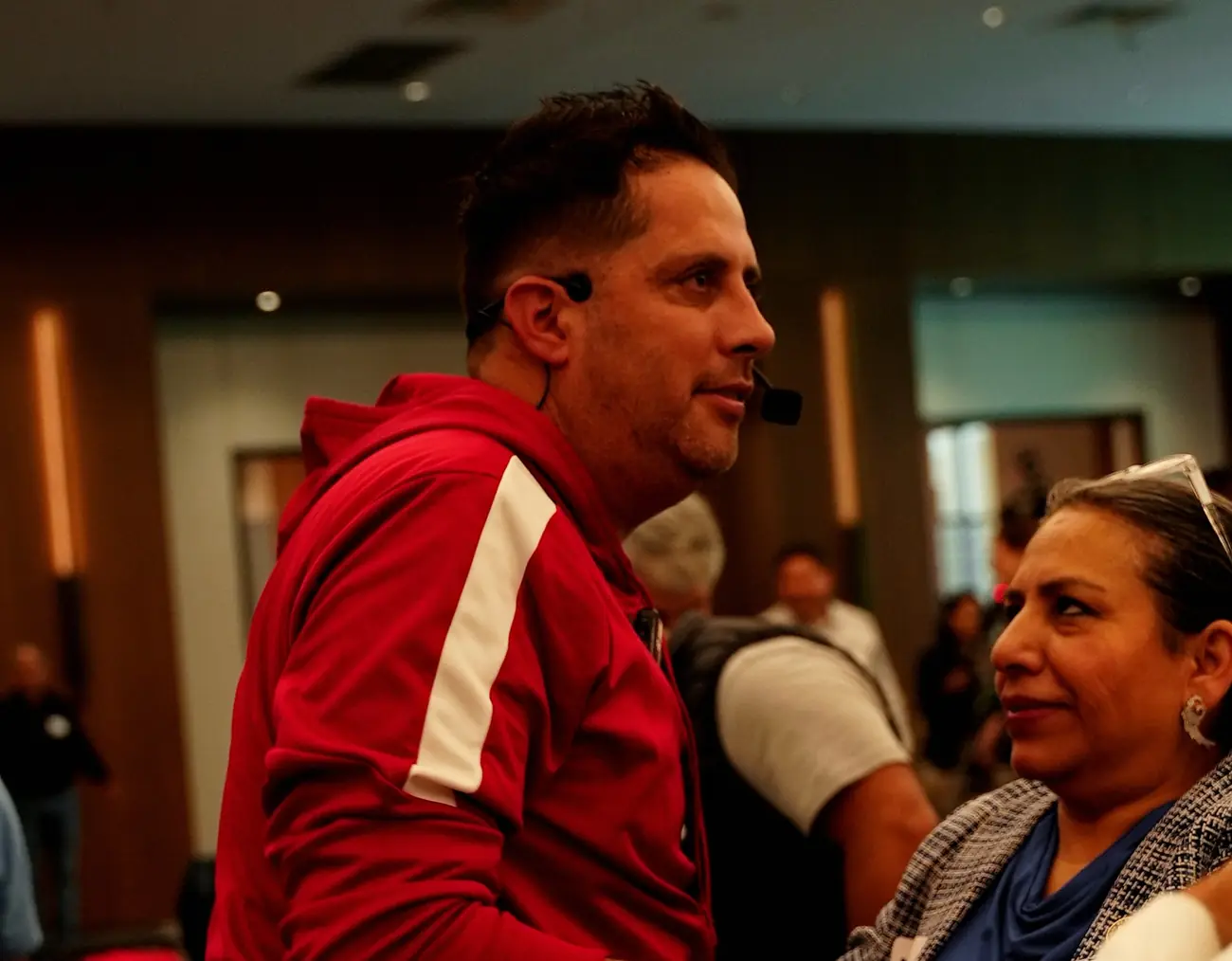 Jorge Serratos conversa de cerca con una integrante del MAS