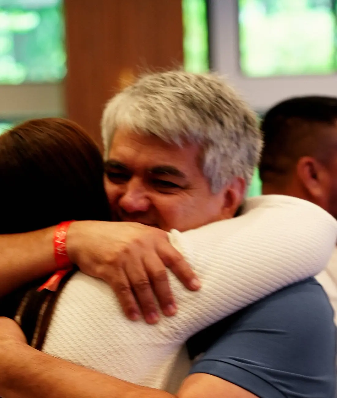 Un integrante del MAS abraza a una compañera