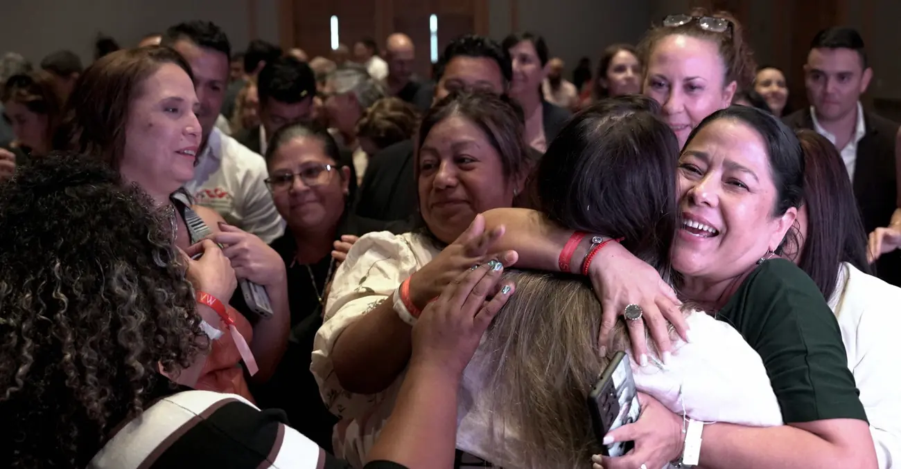 Un grupo del MAS ríe alrededor de un abrazo